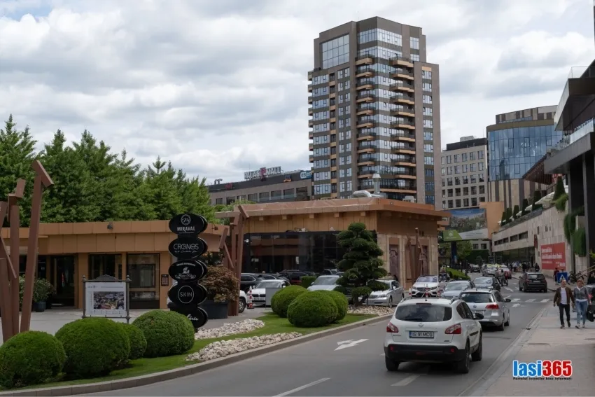 zona de intrare in Complex comercial Palas Mall