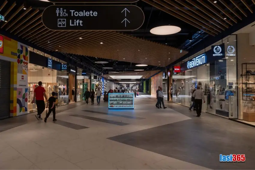Interior cu magazinele din Mall Moldova din Iași