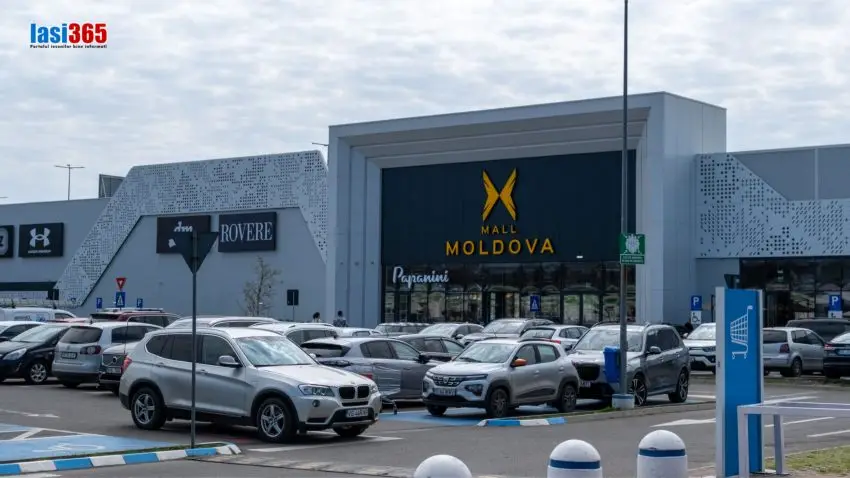 Intrarea principală în Mall Moldova din Iași