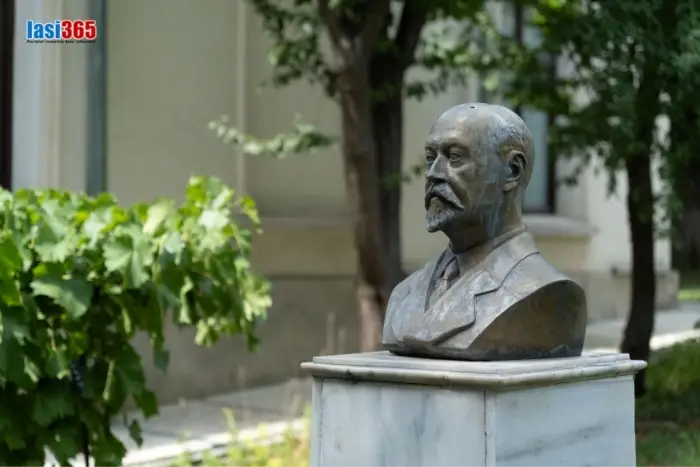 Bustul lui Petru Poni de la Muzeul "Poni-Cernătescu" din Iași