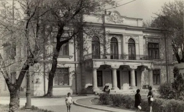 Fotografie de epocă a Casei Vasile Pogor din Iași la începutul secolului XX