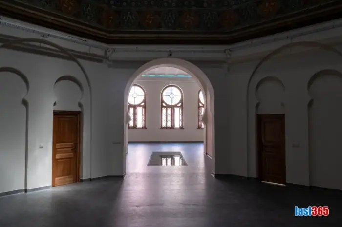 Interior Baia Turcească Iași - sala centrală cu cupolă decorată și arcade specific