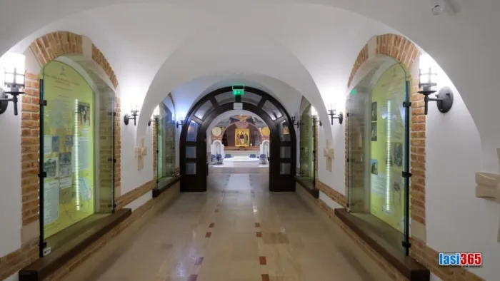 Colecție de ouă încondeiate și obiecte rituale din Sala Ofranda