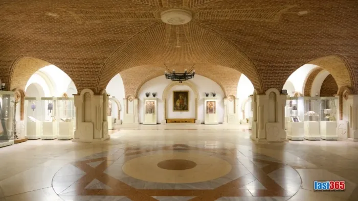 Interior Sala Sinaxar cu exponate din colecția Muzeului Mitropolitan