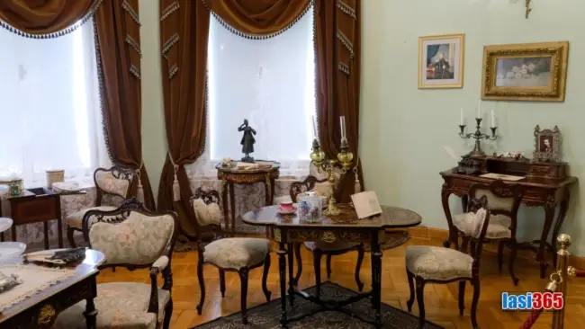 Interior al Muzeului Unirii cu mobilier de epocă și decorațiuni originale din secolul XIX