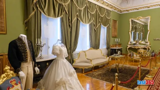 Cameră de zi din Palatul Cuza Vodă cu mobilier original și tablouri de epocă