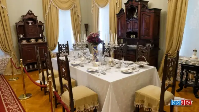 Sală de expoziție din Muzeul Unirii cu vitrine ce adăpostesc obiecte istorice valoroase