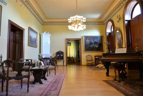 Salon interior autentic din Casa Memorială Vasile Pogor cu mobilier de epocă