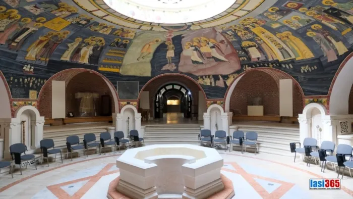 Bazinul de botez și exponate din Sala Baptisteriu a Muzeului Mitropolitan