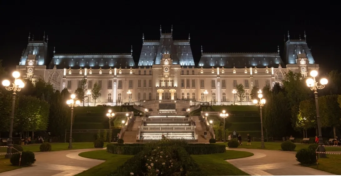 Vedere a Palatului Culturii din Gradina Palas din Iasi