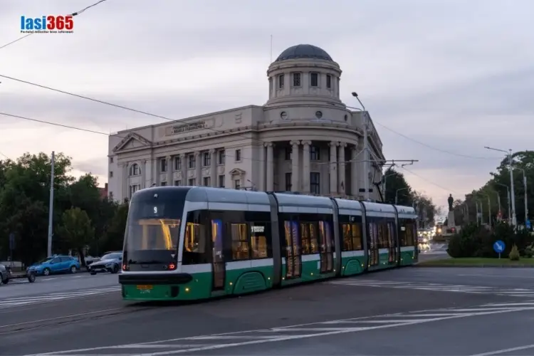 Un tramvai din dotarea CTP Iași pe traseu prin oraș