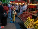 Festivalul Cireselor Iași &ndash; familie la stand cu fructe de sezon