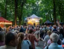 Parcul Expoziției la Festivalul Cireselor Iași, scenă Domeniile Bohotin &icirc;n fundalFestivalul Cireselor Iași &ndash; atmosferă și dans &icirc;n Parcul Expoziției