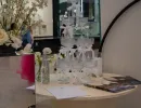 Piramidă pahare șampanie și flori albe &ndash; T&acirc;rg de nunți Palas Mall Iași, mai 2026