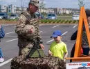 Copil primind explicatii de la un soldat participant la Ziua Forțelor Terestre de la Mall Moldova