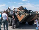 Lume cercetand un tanc expus la Ziua Forțelor Terestre de la Mall Moldova