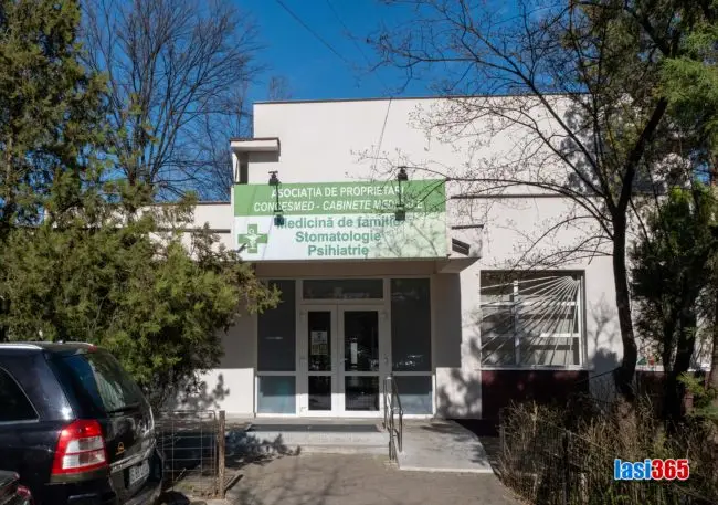 Intrarea in clădirea cu cabinete medicină de familie din Cantemir Iași
