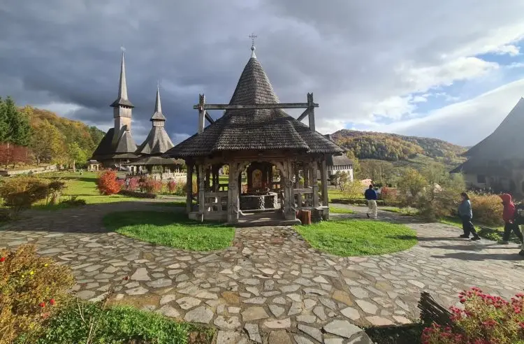 Detaliu arhitectural al bisericii de lemn de la Barsana 