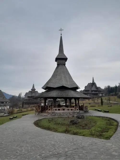 Una din cladirile din interiorul Mănăstirii Bârsana