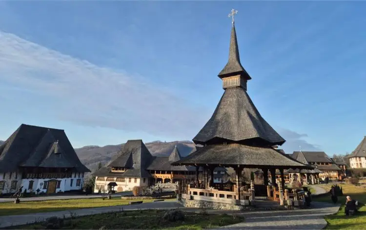 Detaliu arhitectural al bisericii de lemn de la Barsana pe fundatia de piatra