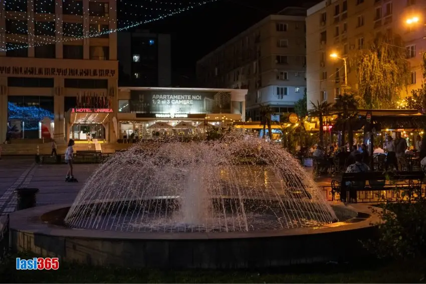 Fântâna arteziană modernă din Piața Unirii, Iași, pe timpul verii.