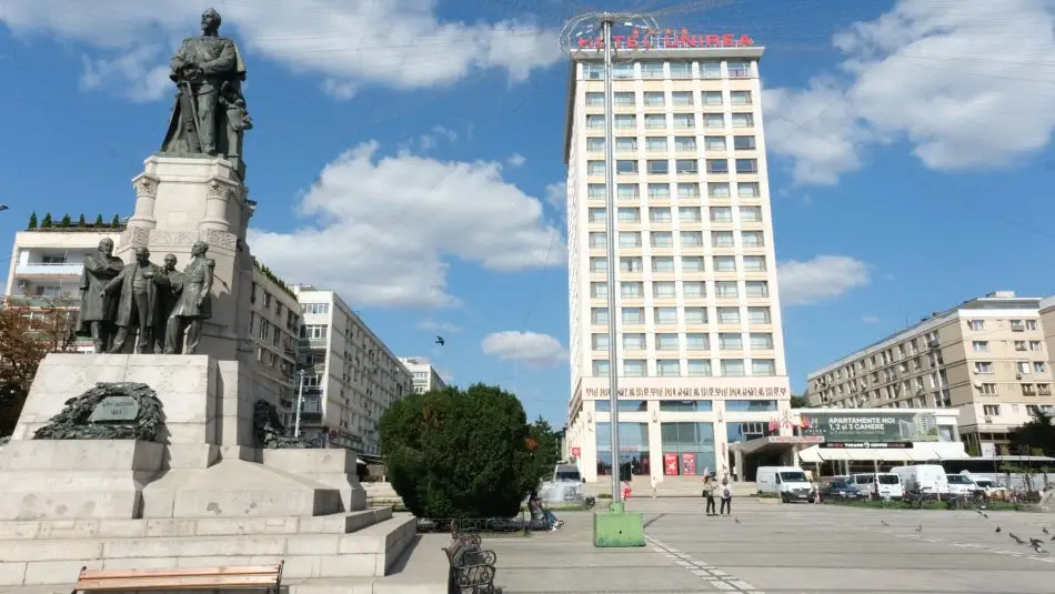 Vedere de ansamblu a Pieței Unirii din Iași, centru istoric.