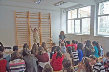 Copii rai cu teatrul LUNI din Bucuresti