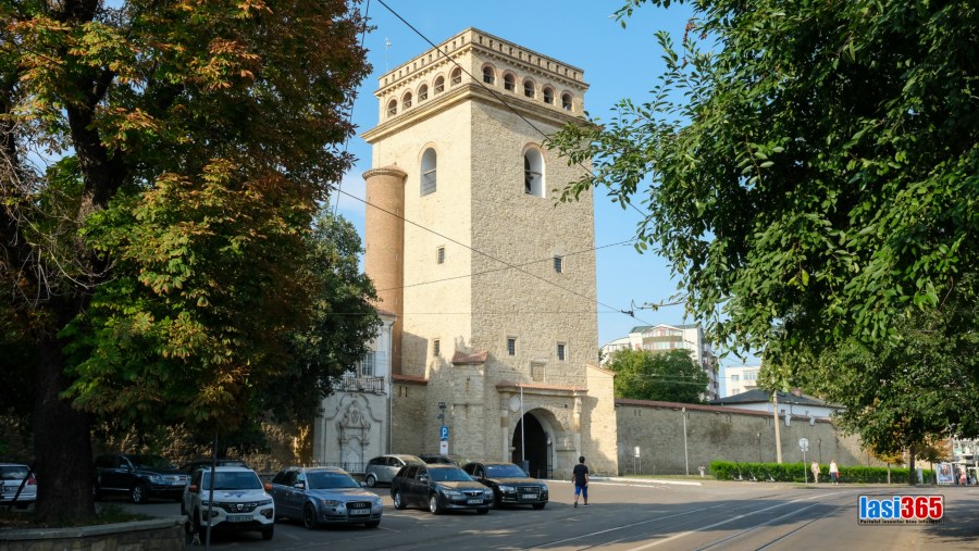 Inagini cu turnul de la intrarea in manastirea Golia