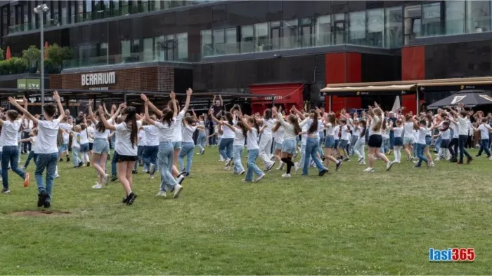 flashmod Romania danseaza la Iasi 2025 1