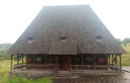 Casa Duhovnicului de la manastirea din lemn din Maramures Barsana