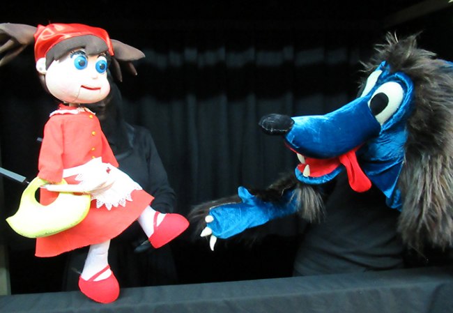 Piesa de teatru pentru copii "Scufita rosie" la Teatrul Luceafarul din Iasi