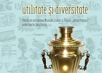 Afișul expoziției „Dispozitive de uz casnic – utilitate și diversitate”, organizată la Palatul Culturii din Iași între 4 iulie și 15 noiembrie 2025. În prim-plan, un samovar metalic de epocă, pe fundal albastru deschis cu ilustrații de aparate casnice vechi. Expoziția este organizată de Muzeul Științei și Tehnicii „Ștefan Procopiu” și include obiecte din colecția Doru Fârcuș.