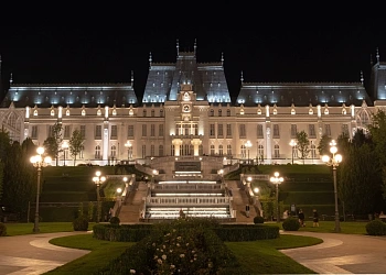 Vedere a Palatului Culturii din Gradina Palas din Iasi