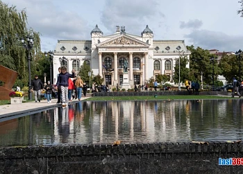 Fantana amanajata in parcul din fata Teatrului National din Iasi