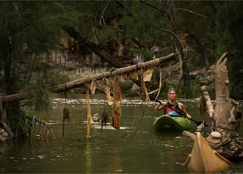 Charlize Theron intro secvență din filmul Apex de pe Netflix