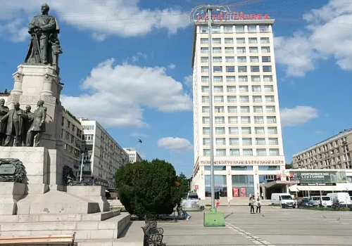 Vedere de ansamblu a Pieței Unirii din Iași, centru istoric.