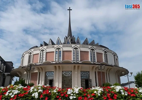 Vedere exterioară a Catedralei Romano-Catolice "Sfânta Fecioară Maria, Regină" din Iași