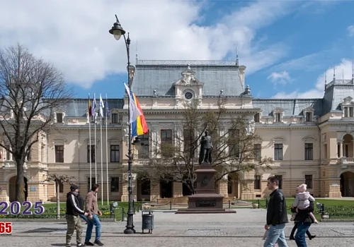 Palatul Roznovanu imagine de ansamblu toamna
