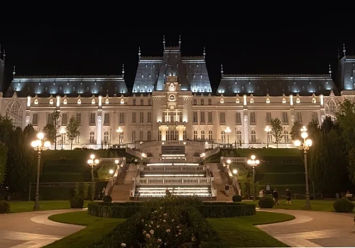Vedere a Palatului Culturii din Gradina Palas din Iasi