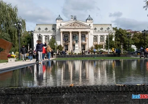 Fântâna amanajată în parcul din fața Teatrului Național din Iași