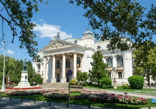 teatrul national vasile alecsandri vedere exterioasa