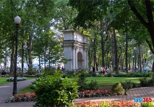 Vedere de ansamblu din Parcul Expoziției din Iași &ndash; alei și vegetație