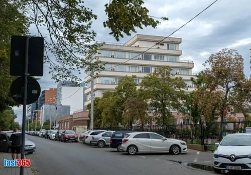 imagine exterioara cu piramida lui dubet din iasi