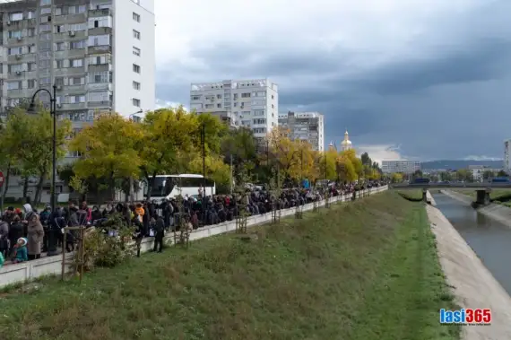 Pelerini asezati la randul de pe Bahlui de la Sfanta Prascheva