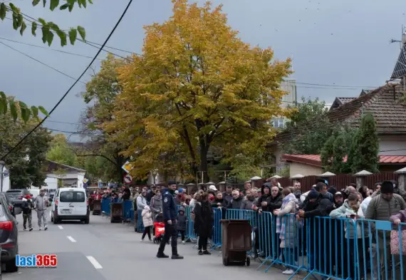 pelerini asezati la coada la pelerinajul Sfintei Parascheva 2025